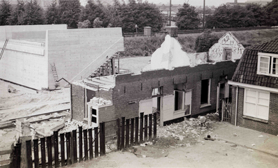 847655 Gezicht op de sloop van een pand op de kopse zijde van de St.-Josephlaan te Utrecht, ten behoeve van de aanleg ...